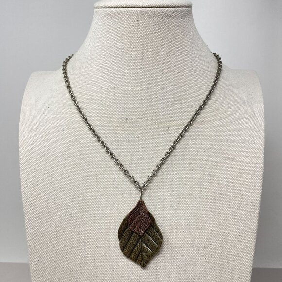 EsMor Leaf Pendant Necklace Dual-Tone Metal‎ Leaf Design Silver Chain - Picture 1 of 9